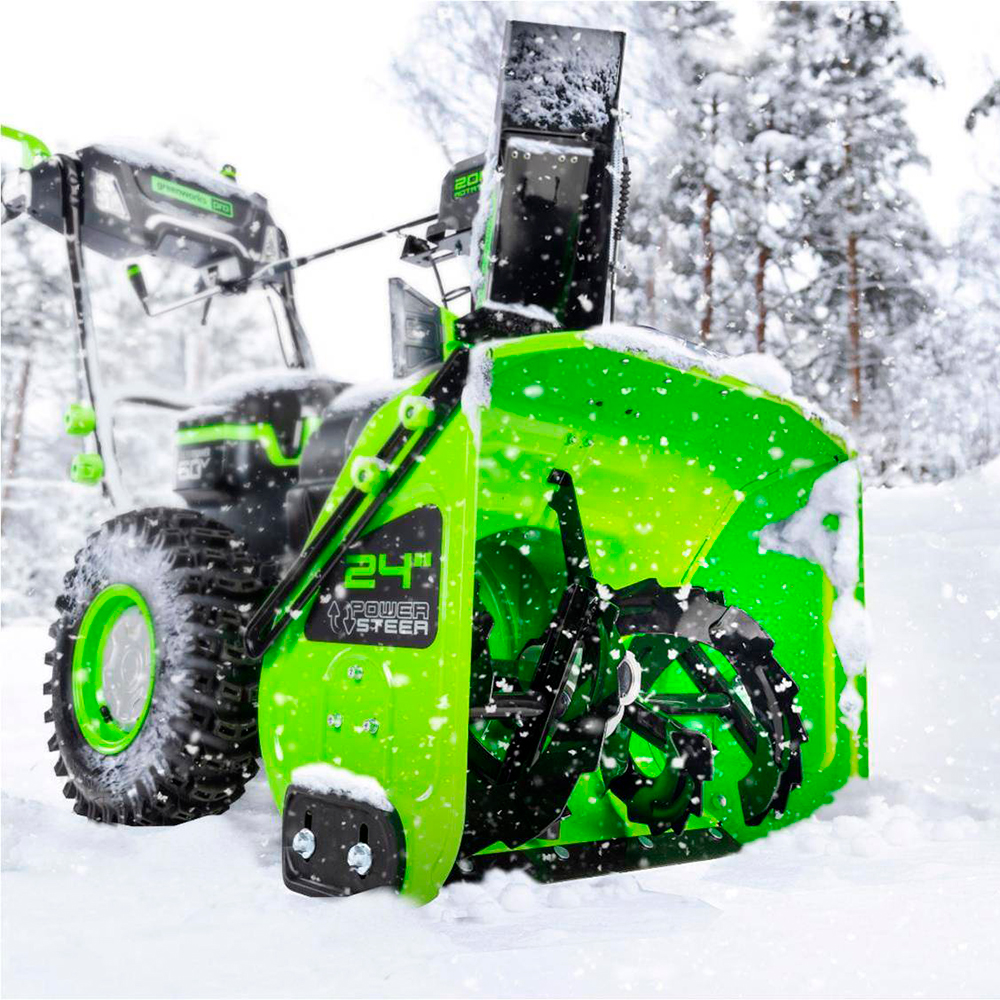 Аккумуляторный самоходный снегоуборщик Greenworks GD82ST56 с бесщеточными двигателями DigiPRO и системой разворота Zero Turn