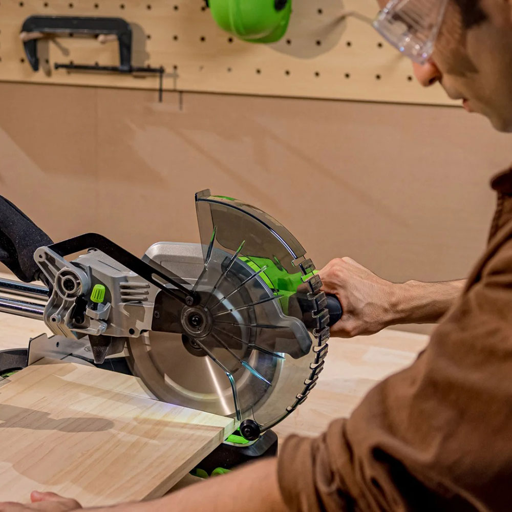 Аккумуляторная торцовочная пила Greenworks GD24MS216 с системой настройки среза SawControl и бесщеточным двигателем DigiPro