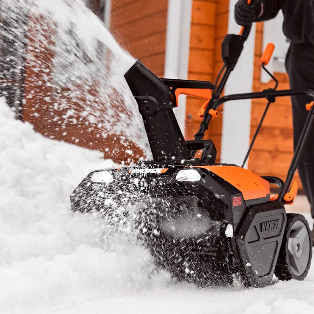 Аккумуляторный снегоуборщик WORX WG471E с поворотным дефлектором, двигателем WPro и шнеком из противоударного пластика Armalite
