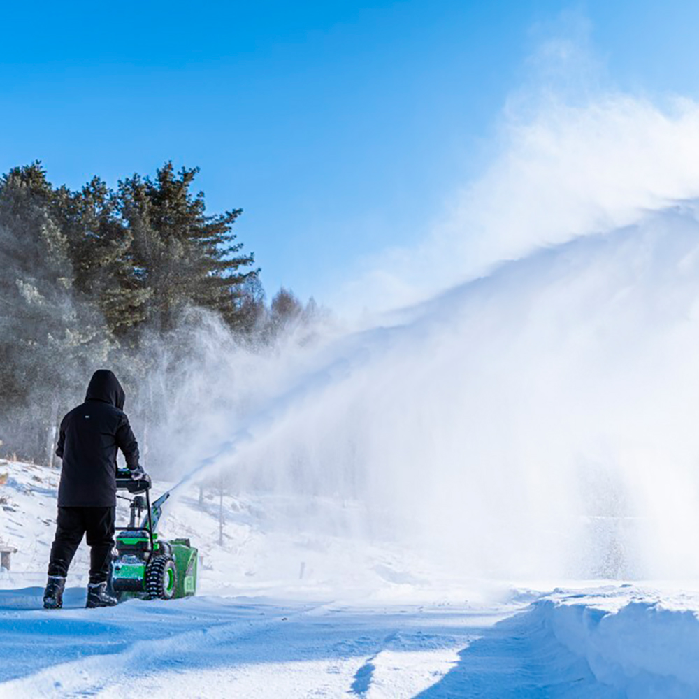 Аккумуляторный самоходный снегоуборщик Greenworks GD82ST56 с бесщеточными двигателями DigiPRO и системой разворота Zero Turn