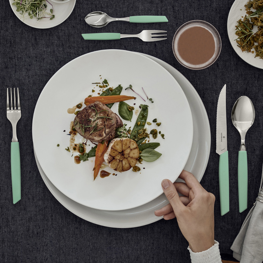 Швейцарский кухонный набор из 12 приборов Victorinox Swiss Modern с вилками и ножами с волнообразной заточкой