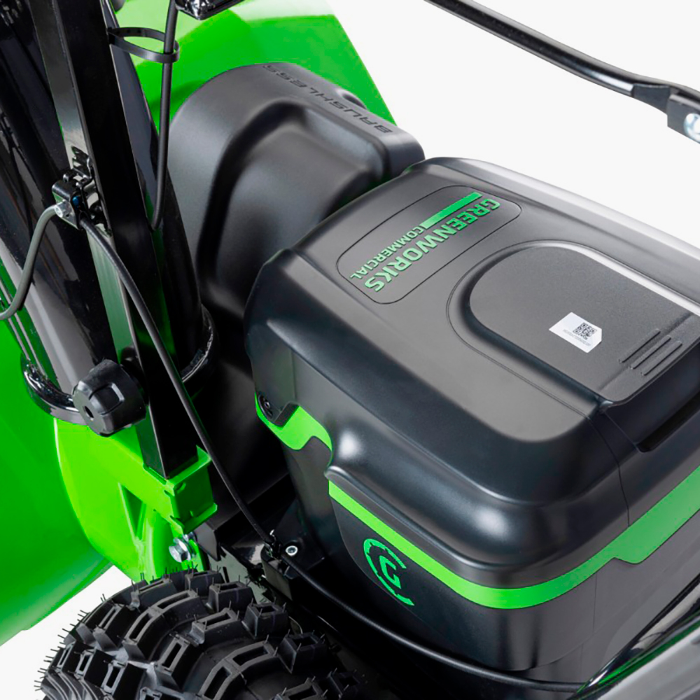 Аккумуляторный самоходный снегоуборщик Greenworks GD82ST56 с бесщеточными двигателями DigiPRO и системой разворота Zero Turn