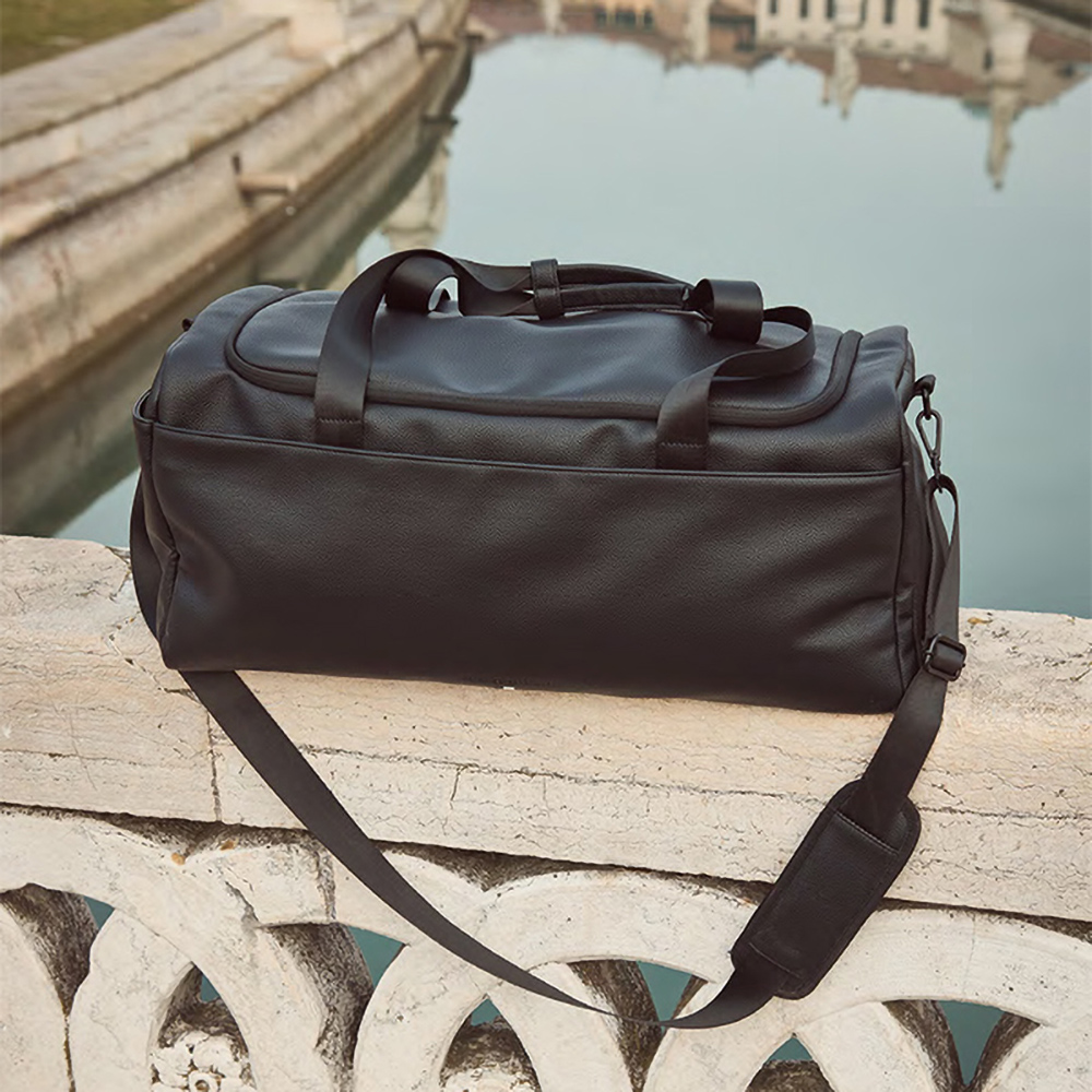 Дорожная сумка Bugatti Rico из долговечной экокожи UniLeather с регулируемым плечевым ремнем и отделением для обуви
